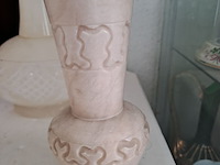 Lot 221 - antieken albasten tafellamp art deco stijl en 2 albasten vaz - afbeelding 2 van  4