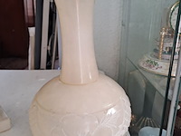 Lot 221 - antieken albasten tafellamp art deco stijl en 2 albasten vaz - afbeelding 3 van  4