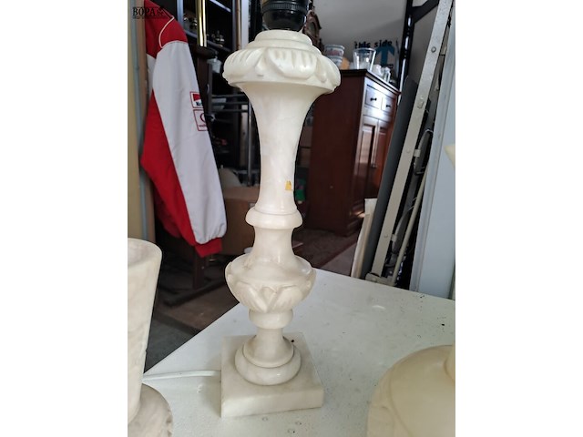 Lot 221 - antieken albasten tafellamp art deco stijl en 2 albasten vaz - afbeelding 4 van  4