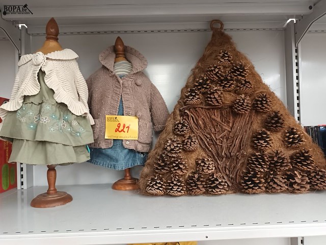 Lot 221 - kinderpaspoppen met kinderkledij en muurdecoratie - afbeelding 1 van  4