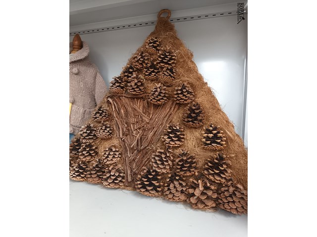 Lot 221 - kinderpaspoppen met kinderkledij en muurdecoratie - afbeelding 2 van  4
