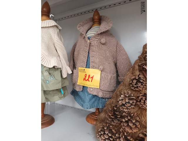 Lot 221 - kinderpaspoppen met kinderkledij en muurdecoratie - afbeelding 3 van  4