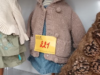 Lot 221 - kinderpaspoppen met kinderkledij en muurdecoratie - afbeelding 3 van  4
