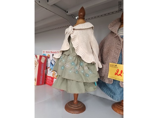 Lot 221 - kinderpaspoppen met kinderkledij en muurdecoratie - afbeelding 4 van  4
