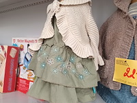 Lot 221 - kinderpaspoppen met kinderkledij en muurdecoratie - afbeelding 4 van  4