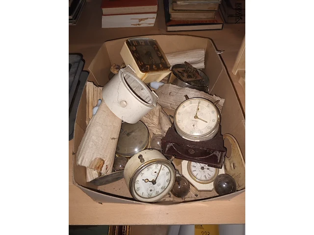 Lot 221 - lot wekkers en onderdelen - afbeelding 1 van  5