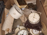 Lot 221 - lot wekkers en onderdelen