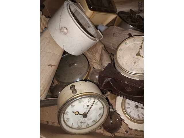 Lot 221 - lot wekkers en onderdelen - afbeelding 4 van  5