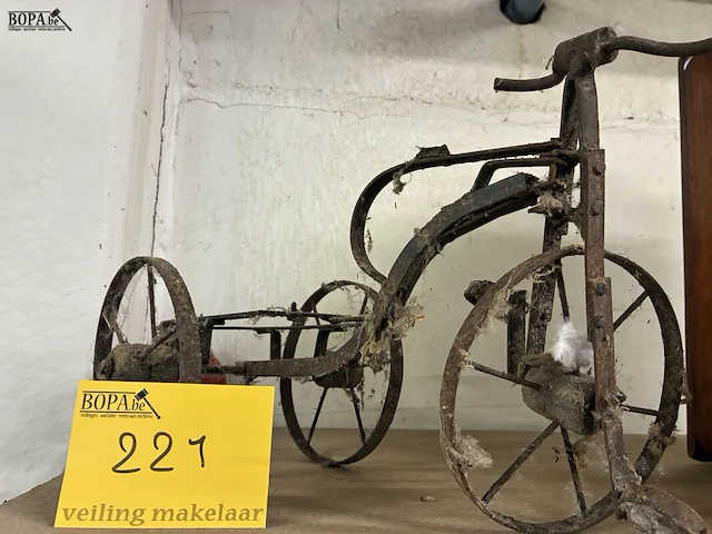 Lot 221 - miniatuur metalen retrofietsje - afbeelding 1 van  2