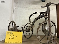 Lot 221 - miniatuur metalen retrofietsje