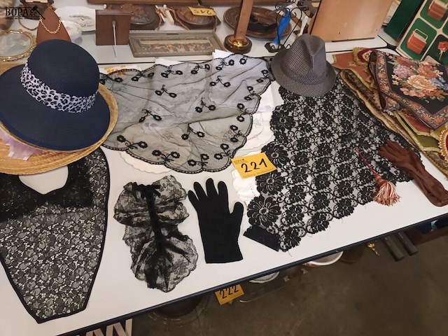 Lot 221 - sjaals, hoeden, tafelkleedjes - afbeelding 1 van  5