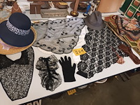 Lot 221 - sjaals, hoeden, tafelkleedjes - afbeelding 1 van  5