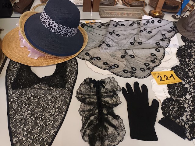 Lot 221 - sjaals, hoeden, tafelkleedjes - afbeelding 2 van  5