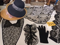 Lot 221 - sjaals, hoeden, tafelkleedjes - afbeelding 2 van  5