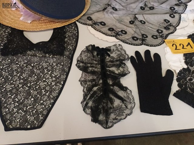 Lot 221 - sjaals, hoeden, tafelkleedjes - afbeelding 3 van  5