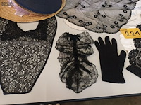 Lot 221 - sjaals, hoeden, tafelkleedjes - afbeelding 3 van  5