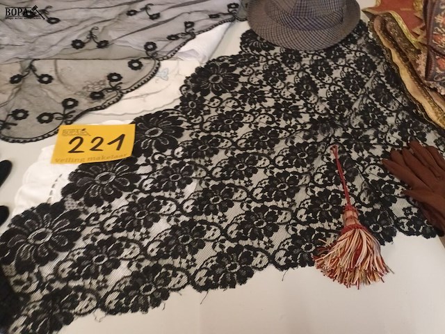 Lot 221 - sjaals, hoeden, tafelkleedjes - afbeelding 4 van  5