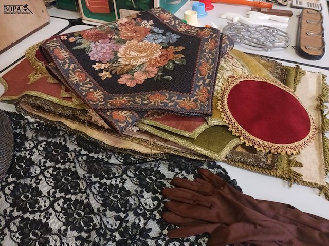 Lot 221 - sjaals, hoeden, tafelkleedjes - afbeelding 5 van  5