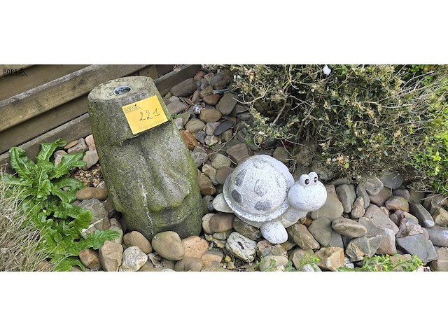 Lot 221 - tuinbeelden. 2 stuks - afbeelding 1 van  3