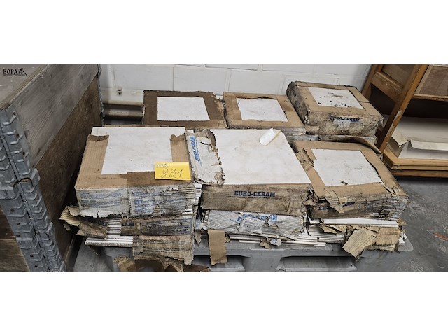 Lot 221 - vloertegels keramiek ong 24m² - afbeelding 1 van  4