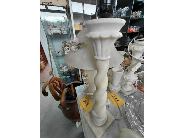 Lot 222 - beige tafellamp met lampenkap gedecoreerd met bloemenmotief - afbeelding 1 van  5