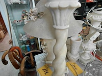 Lot 222 - beige tafellamp met lampenkap gedecoreerd met bloemenmotief - afbeelding 1 van  5