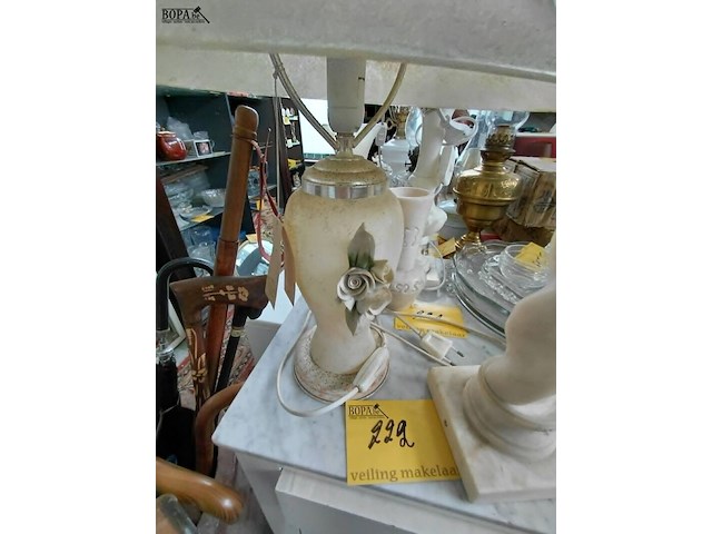 Lot 222 - beige tafellamp met lampenkap gedecoreerd met bloemenmotief - afbeelding 2 van  5