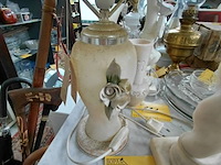 Lot 222 - beige tafellamp met lampenkap gedecoreerd met bloemenmotief - afbeelding 2 van  5
