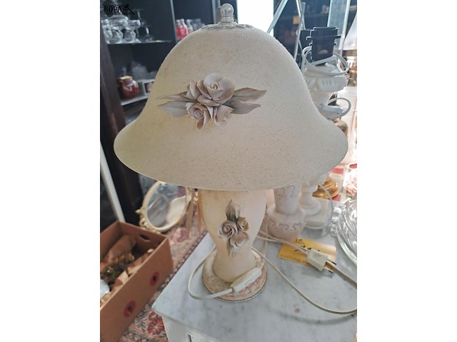 Lot 222 - beige tafellamp met lampenkap gedecoreerd met bloemenmotief - afbeelding 3 van  5