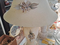 Lot 222 - beige tafellamp met lampenkap gedecoreerd met bloemenmotief - afbeelding 3 van  5