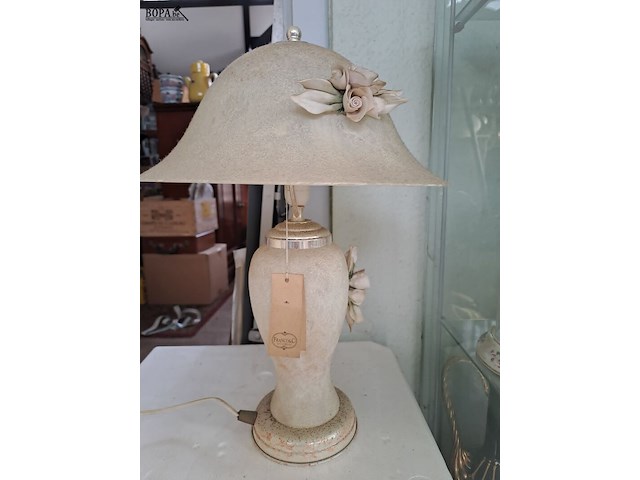 Lot 222 - beige tafellamp met lampenkap gedecoreerd met bloemenmotief - afbeelding 4 van  5