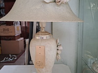 Lot 222 - beige tafellamp met lampenkap gedecoreerd met bloemenmotief - afbeelding 4 van  5