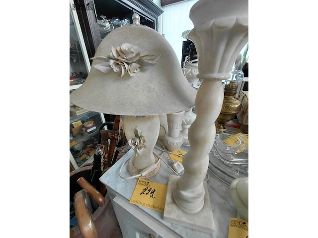 Lot 222 - beige tafellamp met lampenkap gedecoreerd met bloemenmotief - afbeelding 5 van  5