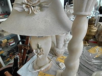 Lot 222 - beige tafellamp met lampenkap gedecoreerd met bloemenmotief - afbeelding 5 van  5