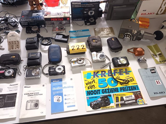 Lot 222 - fototoestellen en filmcamera’s. 15 stuks - afbeelding 1 van  7