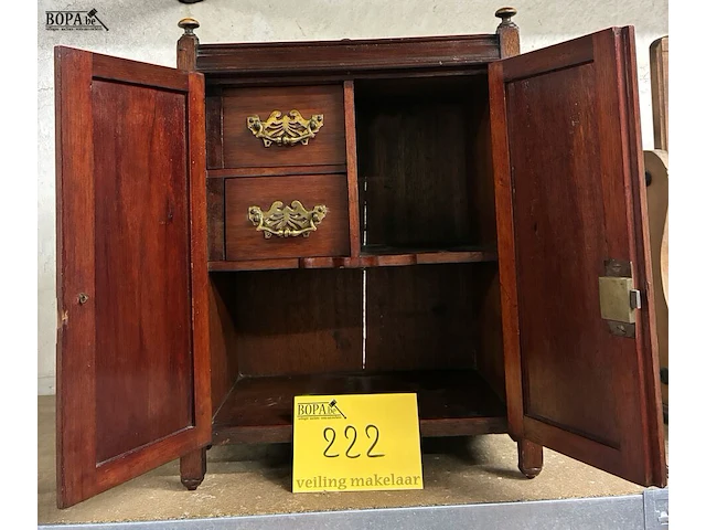 Lot 222 - houten juwelenkastje - afbeelding 1 van  2