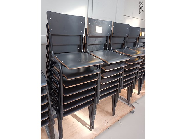 Lot 222 - retro look zwarte schoolstoelen. 21 stuks - afbeelding 1 van  3