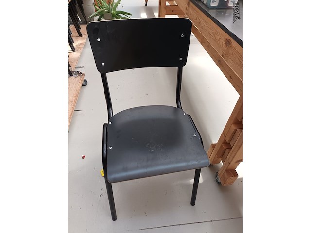 Lot 222 - retro look zwarte schoolstoelen. 21 stuks - afbeelding 2 van  3