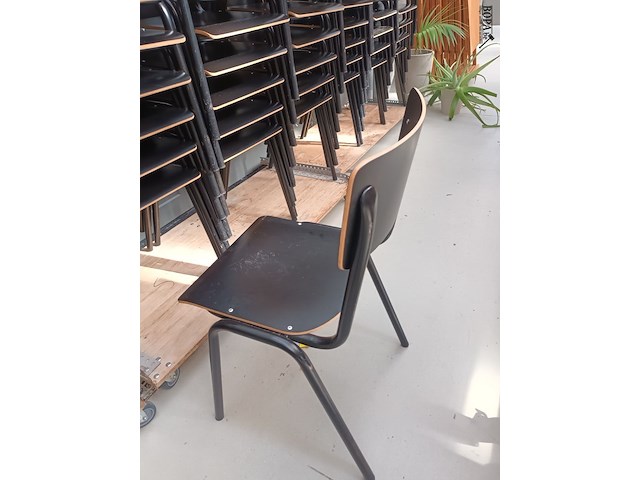 Lot 222 - retro look zwarte schoolstoelen. 21 stuks - afbeelding 3 van  3