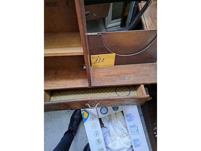 Lot 222 - vintage badkamerkastje b 60 h 44 - afbeelding 2 van  3