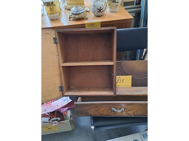 Lot 222 - vintage badkamerkastje b 60 h 44 - afbeelding 3 van  3