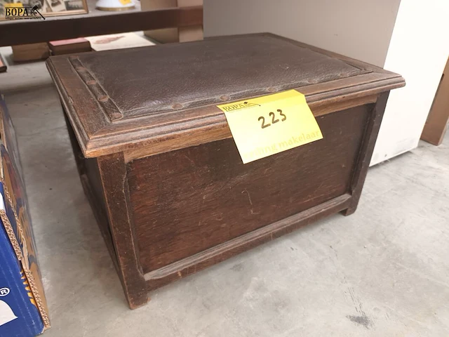 Lot 223 - antiek kistje - afbeelding 1 van  5