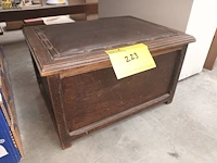 Lot 223 - antiek kistje