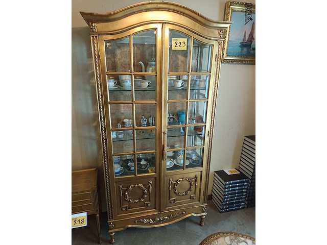 Lot 223 - antieke vergulde vitrine kast - afbeelding 1 van  5