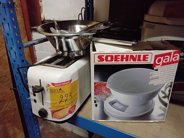 Lot 223 - lot keukentoestellen: weegschaal, broodrooster, passevit - afbeelding 1 van  1