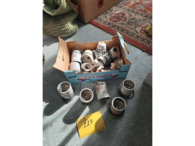 Lot 223 - lot vintage porseleinen fittingen van duitse makelij - afbeelding 1 van  2