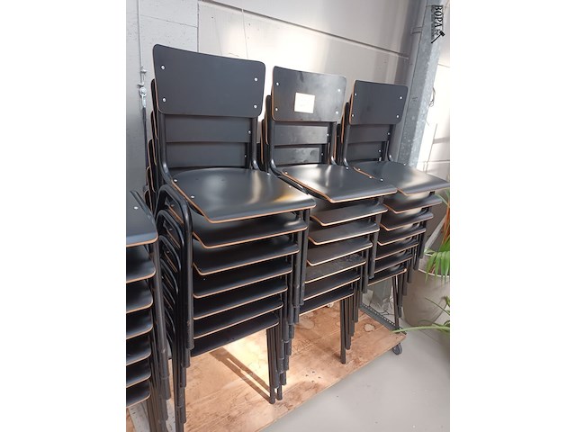 Lot 223 - retro look zwarte schoolstoelen. 21 stuks - afbeelding 1 van  3