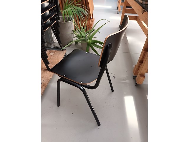 Lot 223 - retro look zwarte schoolstoelen. 21 stuks - afbeelding 3 van  3