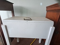 Lot 223 - vintage wit staand opbergkistje b 53cm h 57cm - afbeelding 1 van  4