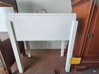 Lot 223 - vintage wit staand opbergkistje b 53cm h 57cm - afbeelding 4 van  4